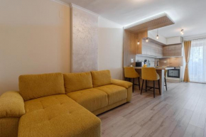 Yellow Oasis - Stylish City Stay